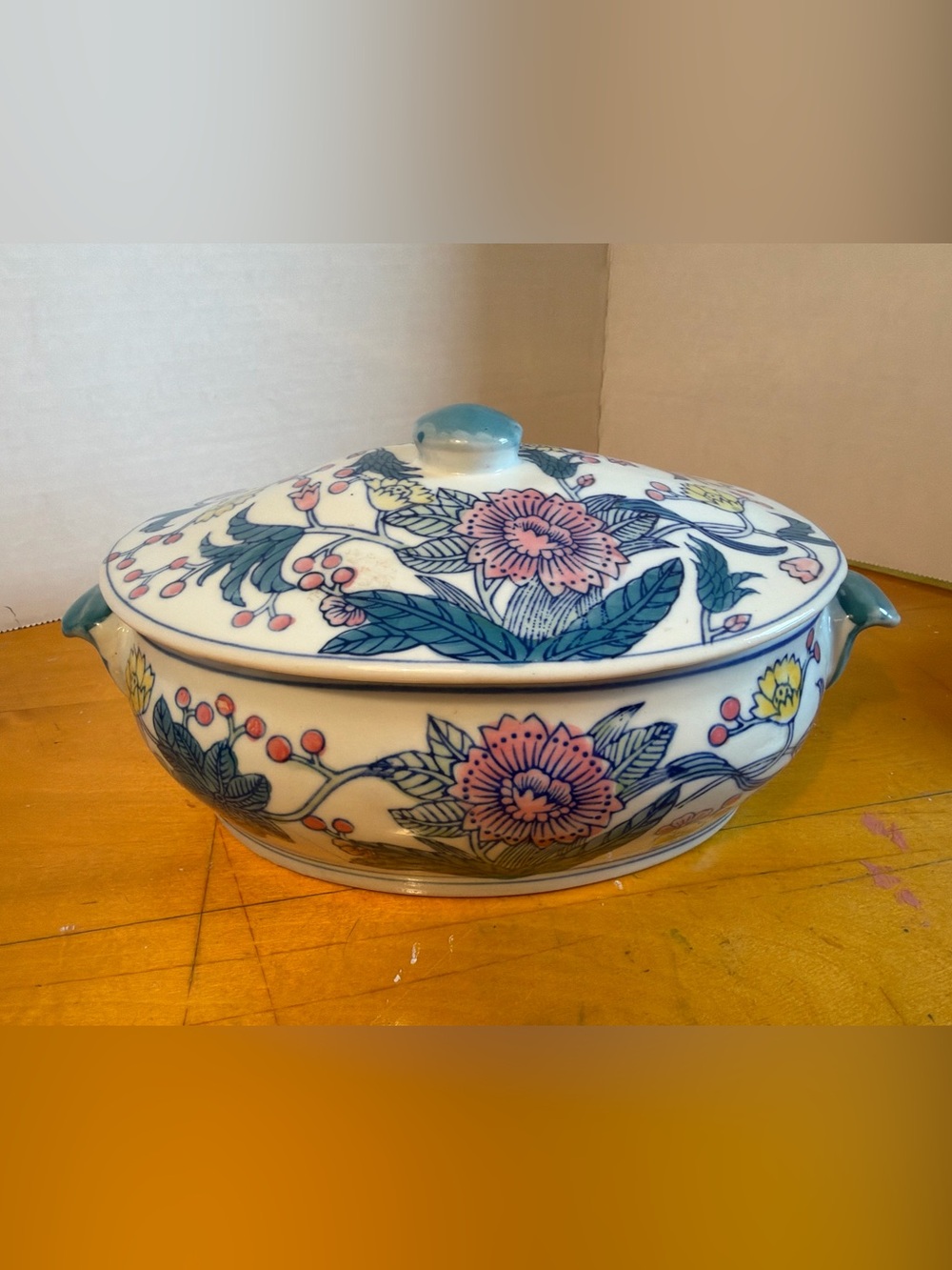 Vintage Chinoiserie covered serving dish. 
4 x 6.5”.